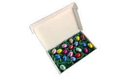Bunte Ostereier in der Briefbox